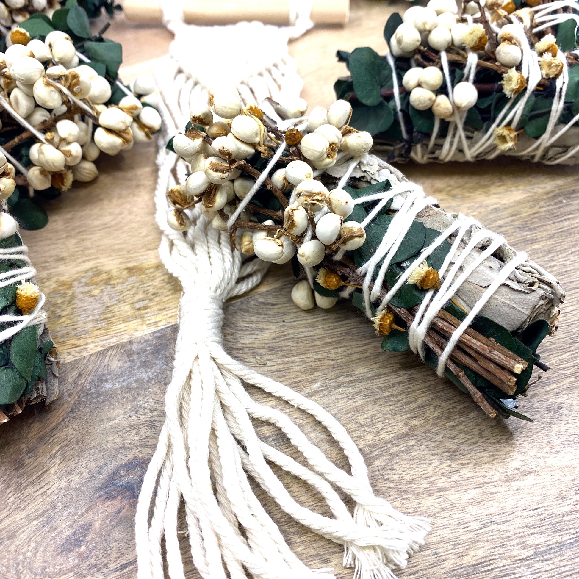 White Sage & Copal Smudge Stick with Eucalyptus, White Tallow Berries, 4" Sunsum®