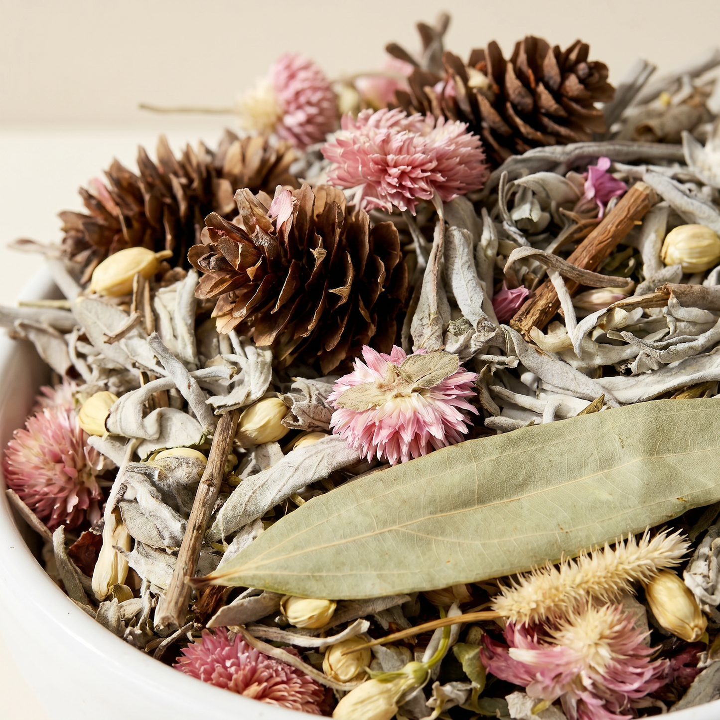 Wildflower & Sage Scented Potpourri 2oz | White Sage & Rosehips Detail | Sunsum®